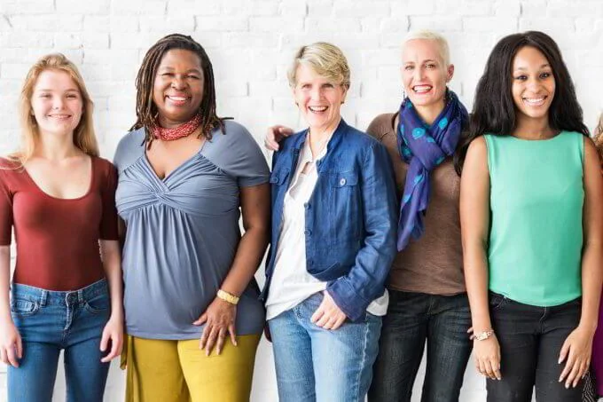 Grupo de pessoas felizes e diversas sorrindo para a câmera